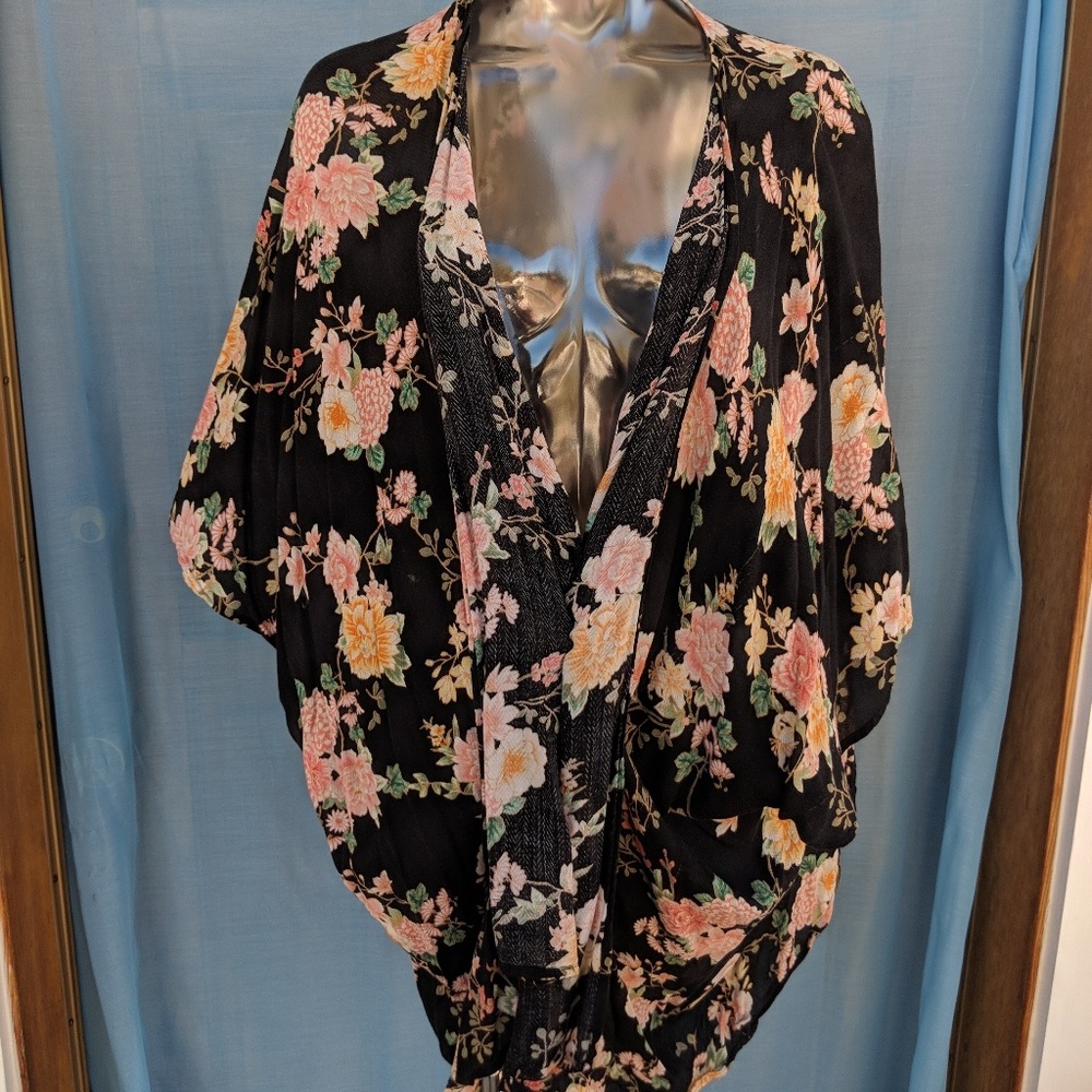 Forever 21 Floral Robe - Picture 2 of 4